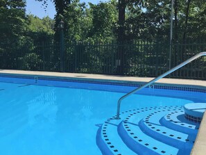 Pool - Easy Access Off The Parkway, Close to Everything! (Pigeon Forge)