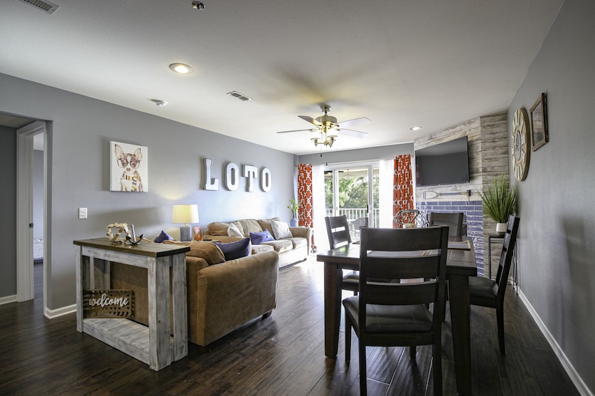 Must See!!! Ledges Condo Overlooks Pool & Beach, King Master, Wi-fi, 30-40 Docks - Osage Beach, MO
