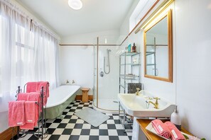 Chambre Luxe (McSkimmings Suite) | Salle de bain | Sèche-cheveux, peignoirs, serviettes fournies, savon