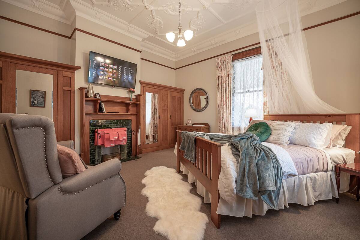 Luxury Double Room (O'Malley Suite) | Egyptian cotton sheets, premium bedding, minibar (free items)