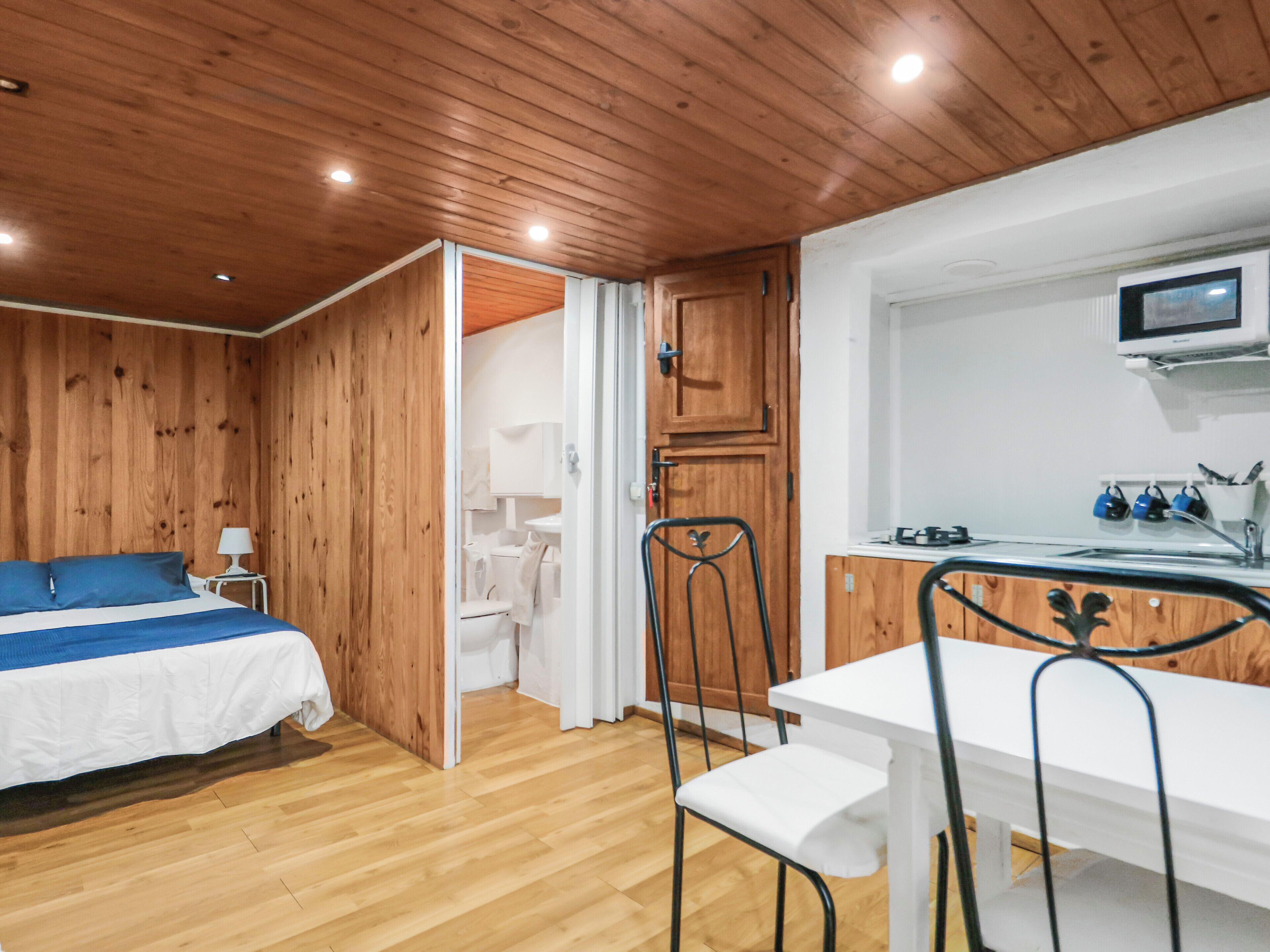 5 chambres, fer et planche à repasser, Wi-Fi, draps fournis