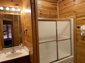 Bañera con ducha, secador de pelo, toallas, papel higiénico