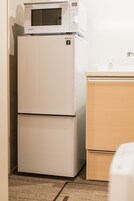 Refrigerador, microondas, placa de cocina, utensilios de cocina