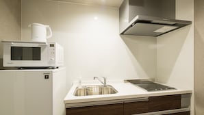 Una cocina moderna con microondas, fregadero y estufa.