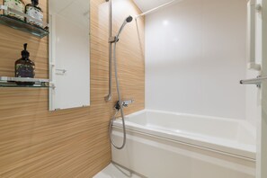 スーペリアA 禁煙 | バスルーム | 個別の浴槽とシャワー、バスアメニティ (無料)、ヘアドライヤー、スリッパ