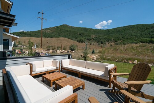 Sunlight Mt. Lodge, single family home, hot tub and views galore!!