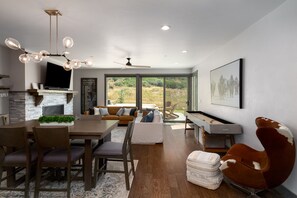 Smart TV, fireplace