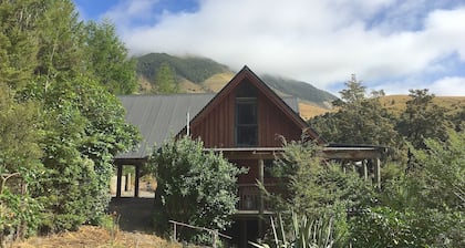 Ridgeway log cabin, quiet and secluded getaway ideal for a family.