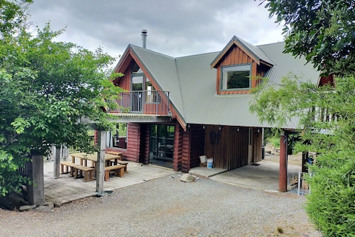 Ridgeway log cabin, quiet and secluded getaway ideal for a family.