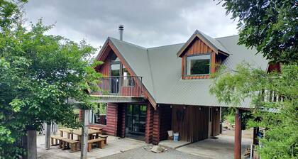 Ridgeway log cabin, quiet and secluded getaway ideal for a family.