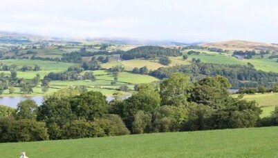 Pant y March Farm - Canvas Frills Lodge sep Shower With hot tub