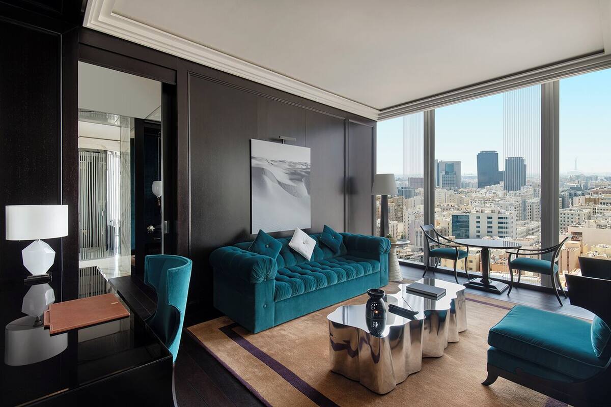 Una sala de estar moderna con un sofá, una mesa de centro y vistas a la ciudad.