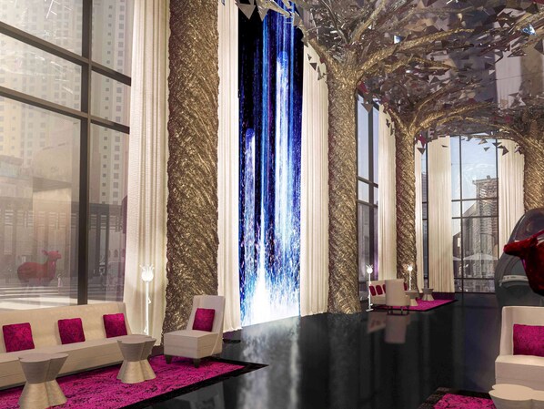 Ein modernes Interieur mit einem schwarzen Marmor-Empfangstisch, weißen Sofas mit rosafarbenen Kissen und einem großen Fenster mit Blick auf die Stadt.