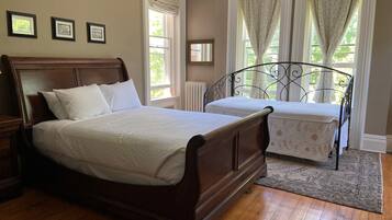 5 bedrooms, iron/ironing board, free WiFi, bed sheets