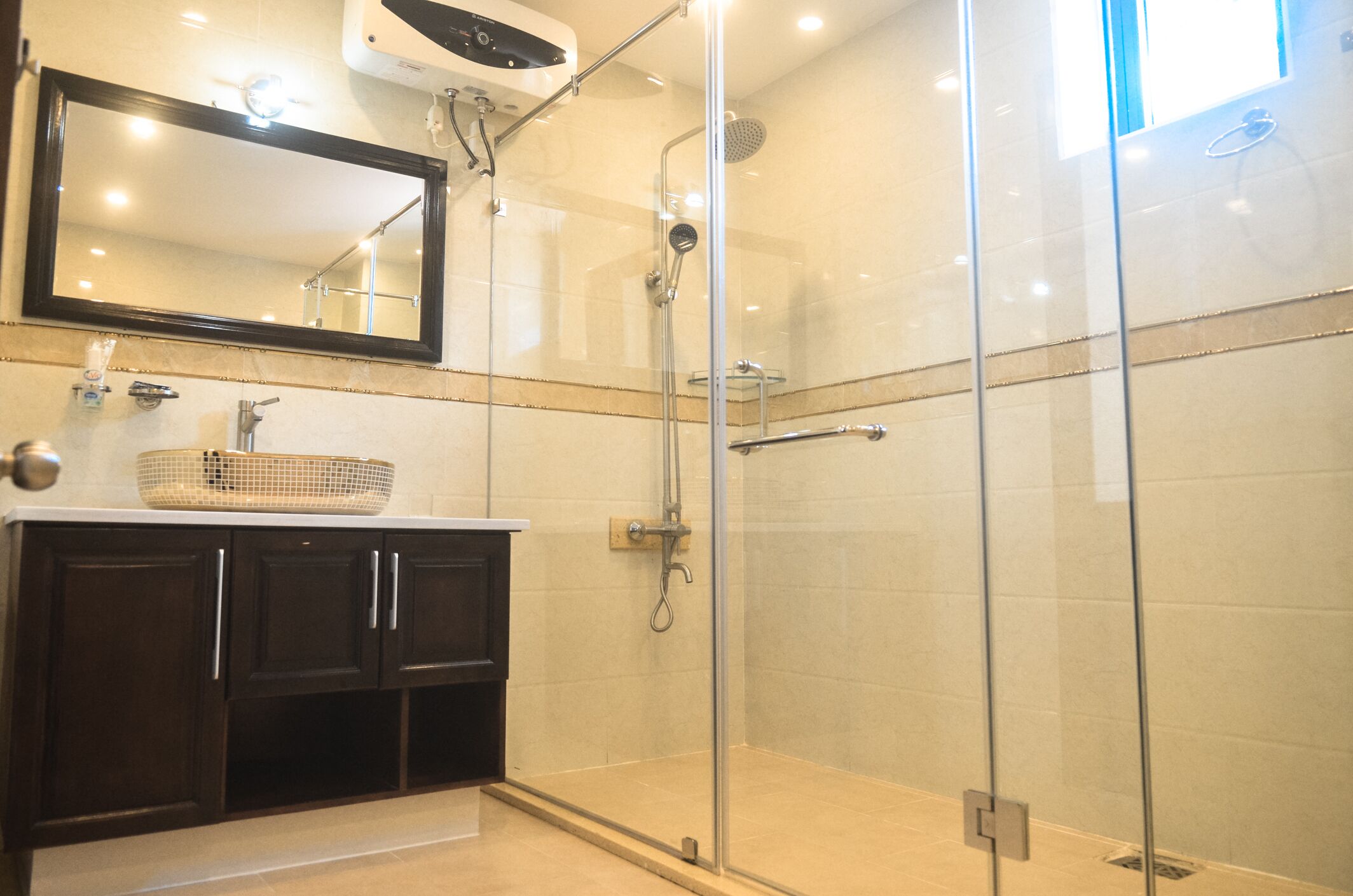Superior tweepersoonskamer | Badkamer | Een douche, een regendouche, gratis toiletartikelen, een haardroger