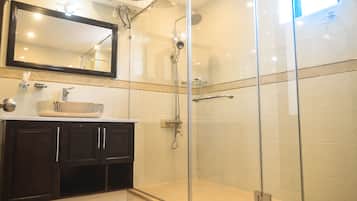 Superior tweepersoonskamer | Badkamer | Een douche, een regendouche, gratis toiletartikelen, een haardroger