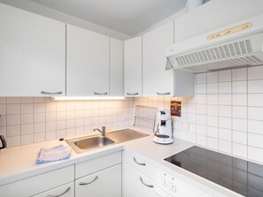 Kühlschrank, Ofen, Toaster, Kochgeschirr/Geschirr/Besteck