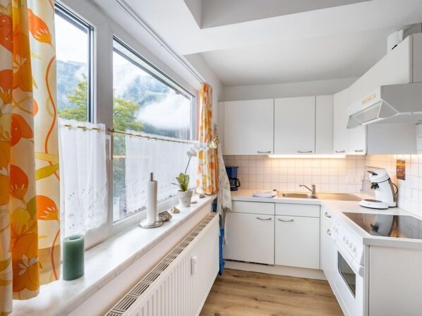 Kühlschrank, Ofen, Toaster, Kochgeschirr/Geschirr/Besteck