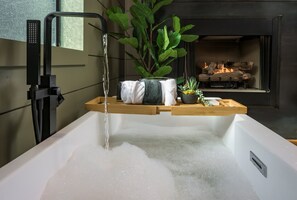 Interior - Favorite Luxury Ridge Top  Cabin w Views | Hot Tub, Close To Broken Bow Lake (Broken Bow)