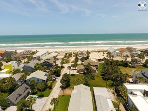 Beach nearby, sun loungers, beach towels - Atlantic Shores Getaway steps to the beach pet friendly, close to Mayo (Jacksonville Beach)