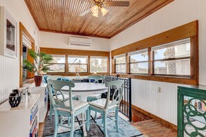 Dining - Atlantic Shores Getaway steps to the beach pet friendly, close to Mayo (Jacksonville Beach)