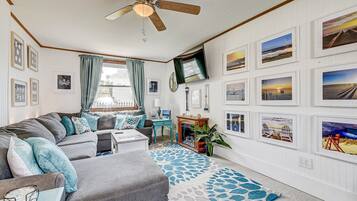 Una Smart TV, una chimenea, una impresora