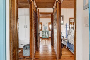 Interior - Atlantic Shores Getaway steps to the beach pet friendly, close to Mayo (Jacksonville Beach)