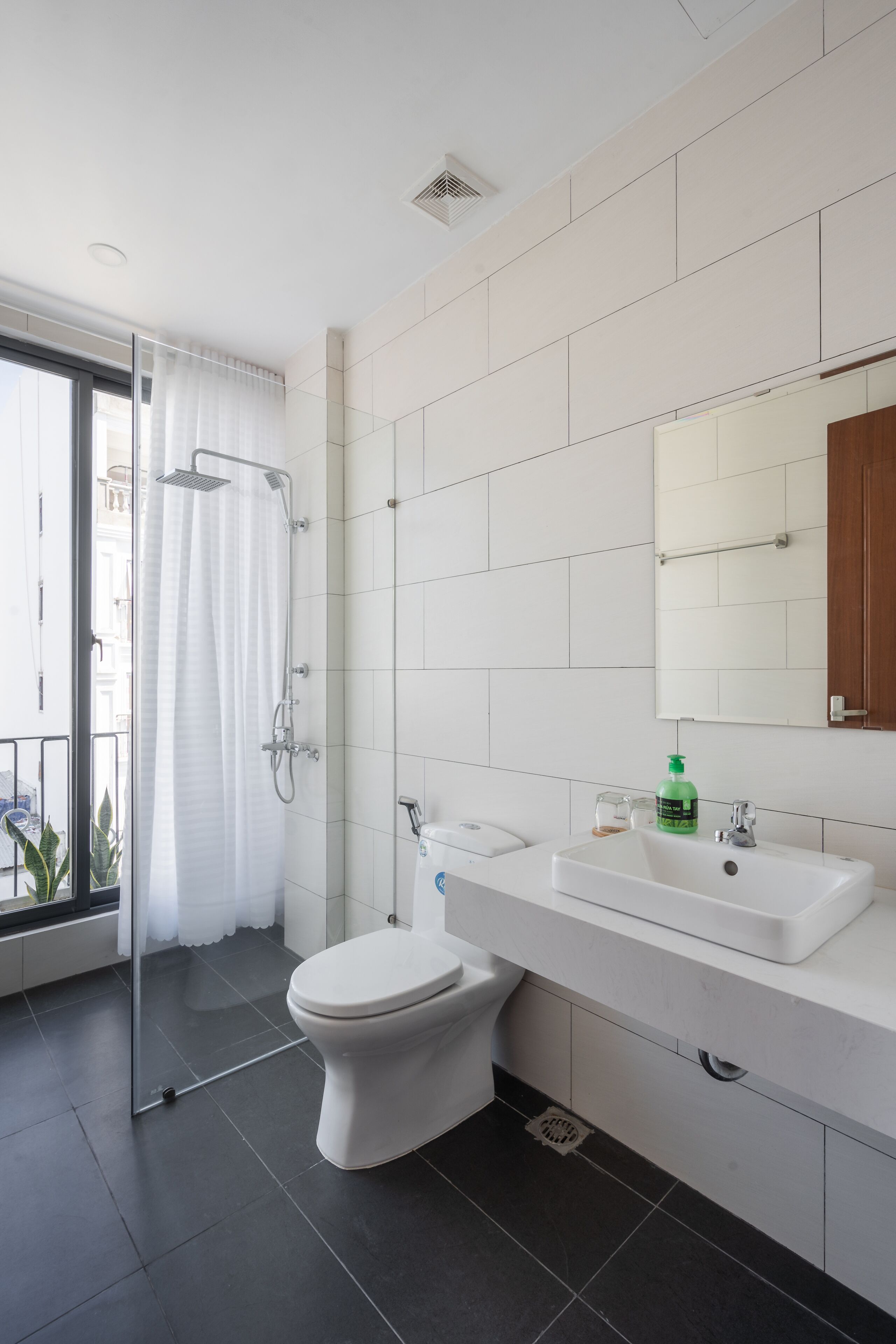 Suite (Twin) | Badkamer | Een douche, een regendouche, een haardroger, pantoffels