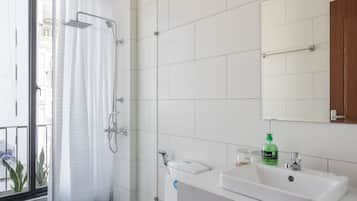 Suite (Twin) | Badkamer | Een douche, een regendouche, een haardroger, pantoffels
