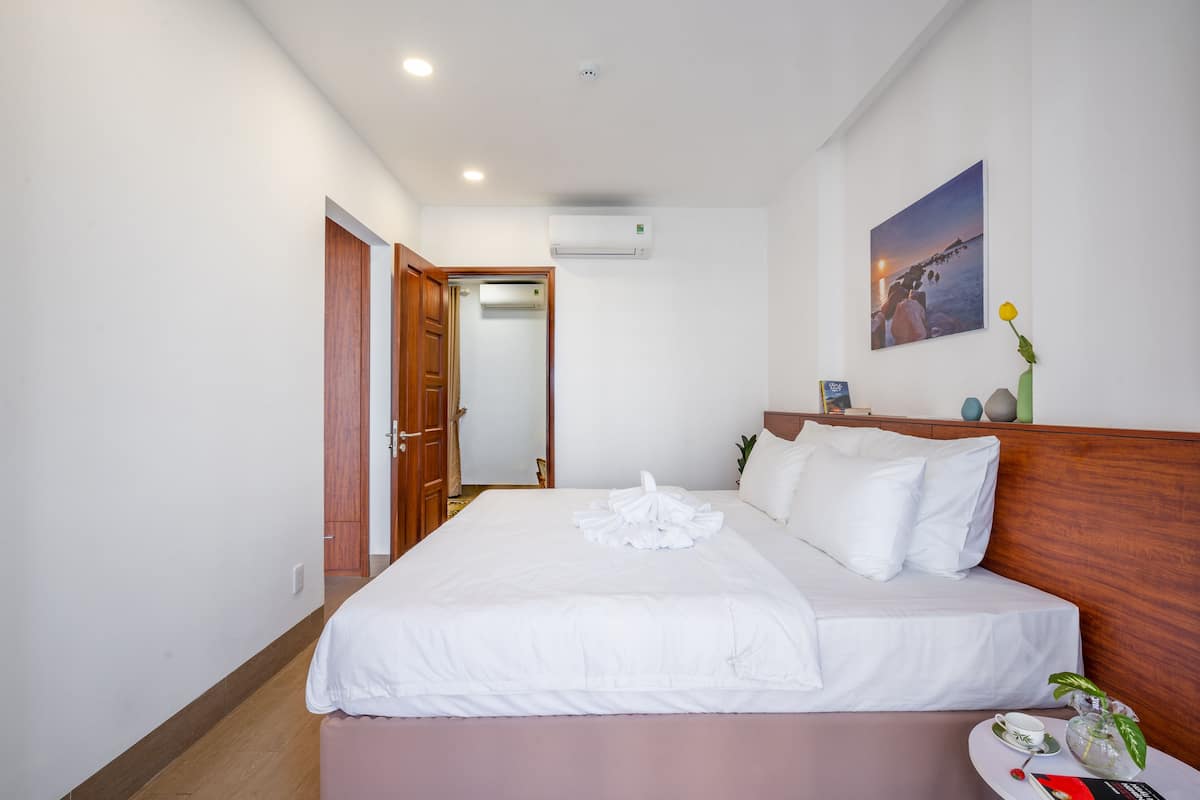 Suite King | 1 bedroom, in-room safe, desk, free WiFi