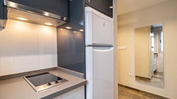 Refrigerador, microondas, parrilla de estufa y cafetera y tetera