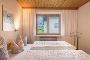 1 bedroom, iron/ironing board, free WiFi, bed sheets - Apartment 'Försterhaus Wohnung Obergeschoss' with Mountain View, Shared Garden and Wi-Fi (Egg)