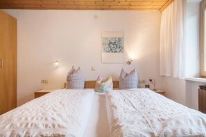 1 bedroom, iron/ironing board, free WiFi, bed sheets - Apartment 'Försterhaus Wohnung Obergeschoss' with Mountain View, Shared Garden and Wi-Fi (Egg)