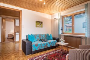 TV - Apartment 'Försterhaus Wohnung Obergeschoss' with Mountain View, Shared Garden and Wi-Fi (Egg)