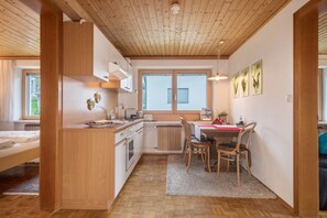 Fridge, oven, stovetop, dishwasher - Apartment 'Försterhaus Wohnung Obergeschoss' with Mountain View, Shared Garden and Wi-Fi (Egg)