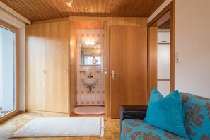 Shower, hair dryer, towels - Apartment 'Försterhaus Wohnung Obergeschoss' with Mountain View, Shared Garden and Wi-Fi (Egg)