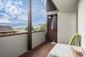 Outdoor dining - Apartment 'Försterhaus Wohnung Obergeschoss' with Mountain View, Shared Garden and Wi-Fi (Egg)