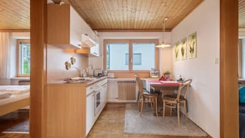 Fridge, oven, stovetop, dishwasher