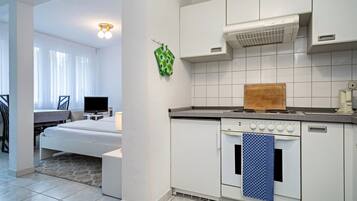 KĂŒhlschrank, Ofen, Herdplatte, Wasserkocher mit Kaffee-/Teezubehör