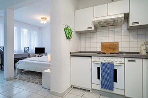 Fridge, oven, stovetop, coffee/tea maker