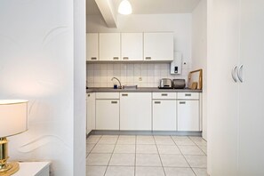 Frigorífic, forn, placa de cuina i cafetera i tetera