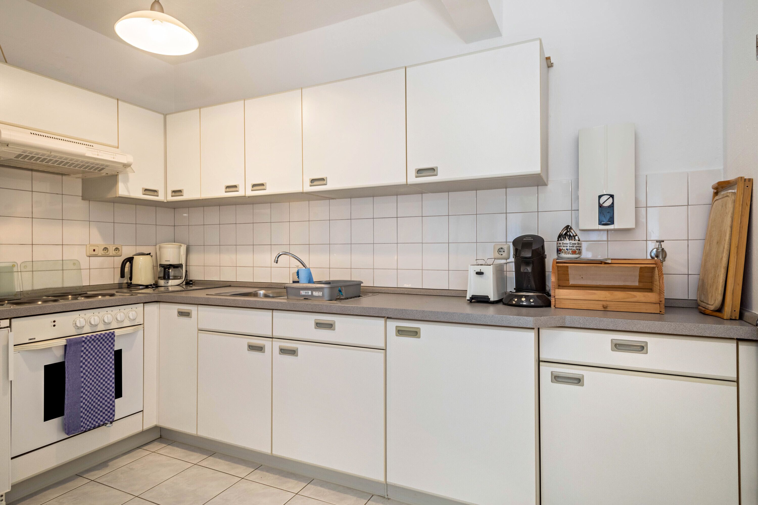 Kühlschrank, Ofen, Herdplatte, Wasserkocher mit Kaffee-/Teezubehör