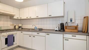 KĂŒhlschrank, Ofen, Herdplatte, Wasserkocher mit Kaffee-/Teezubehör