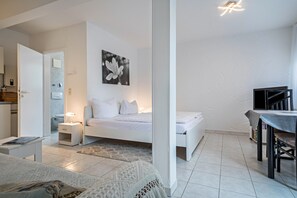 1 habitación, tabla de planchar con plancha, wifi gratis y ropa de cama 