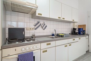 Kühlschrank, Ofen, Herdplatte, Wasserkocher mit Kaffee-/Teezubehör