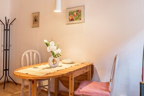 Dining - Holiday Apartment "Faden" in the Center of Konstanz with Wi-Fi (Konstanz)