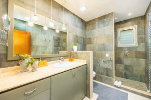 Dusche, Haartrockner, Handtücher