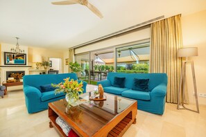 TV, video-game console, DVD player, stereo - Villa Bellviure in Palma with Mountain Views, Private Pool, Terrace and Wi-Fi (Marratxí)