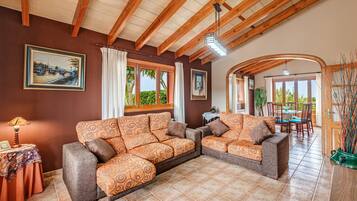 Een televisie, een tafeltennistafel en een stereo