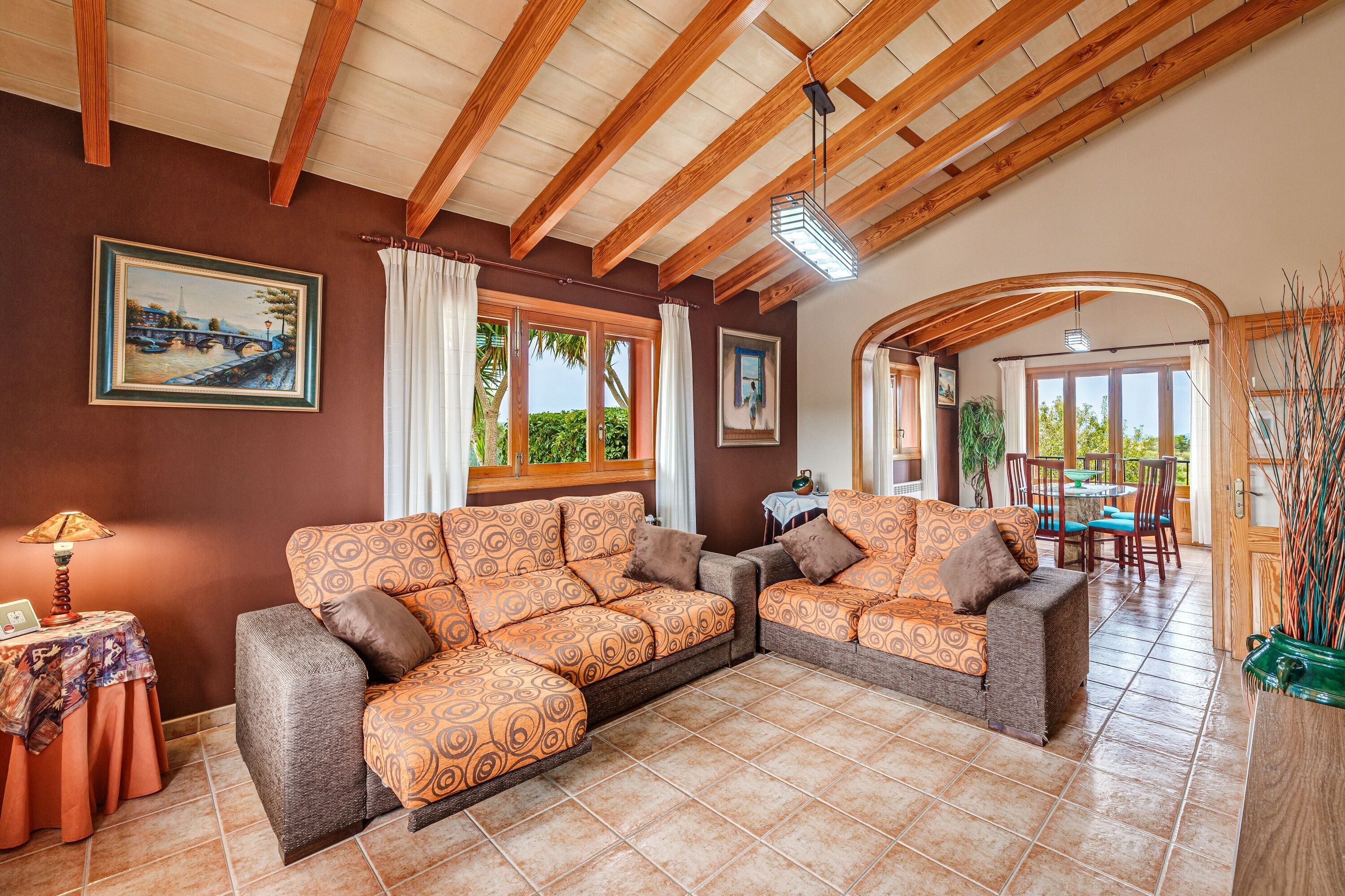 Télévision, table de tennis de table, chaîne hi-fi